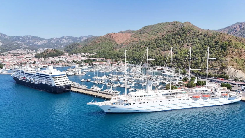 Marmaris’e iki kruvaziyerle 930 yolcu geldi