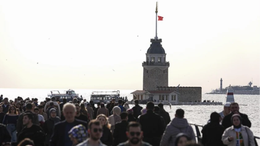 Megakent İstanbul'da 23 derece sürprizi: Kış günü denize girenler oldu