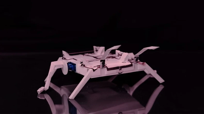 Mekanik zeka devrimi: Çipsiz ve pilsiz robot sadece ışıkla hareket ediyor