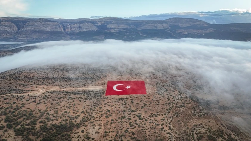 Mersin'de 22 dönümlük araziye işlenen Türk bayrağı siste görüntülendi