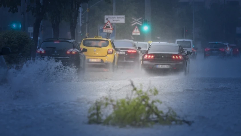 Meteoroloji'den beş bölge için yerel kuvvetli sağanak uyarısı: Fırtına ve hortum riski