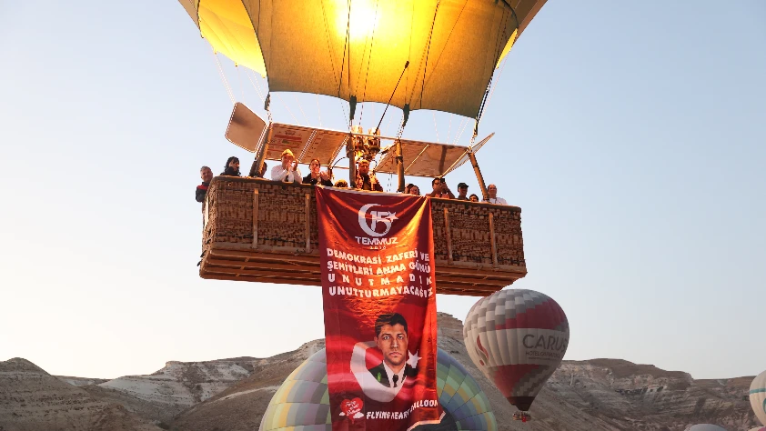 Milli birlik ve demokrasi ruhu Kapadokya'da balonlarla yükseldi