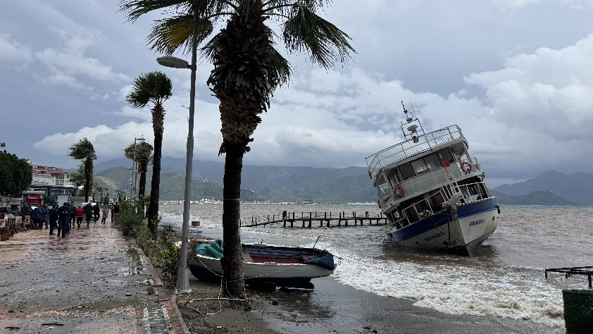 Muğla ve ilçelerinde sağanak ve fırtına günlük yaşamı olumsuz etkiledi