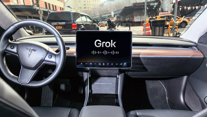Musk, eleştirilerin gölgesinde Grok’u Tesla’ya taşıyor