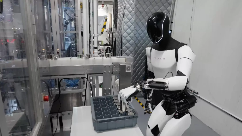 Musk, Optimus’un seri üretimini erteledi: İnsan benzeri ellerde kriz
