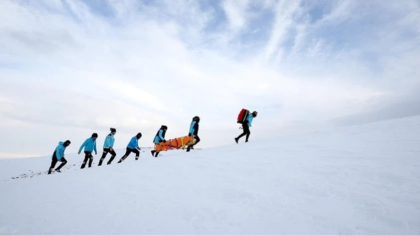 Muş'ta UMKE görevlileri, zorlu eğitimlerle çetin kış şartlarına hazırlanıyor