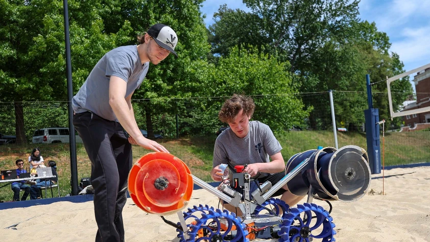 NASA'nın Ay görevleri için öğrencilerden stratejik altyapı robotu