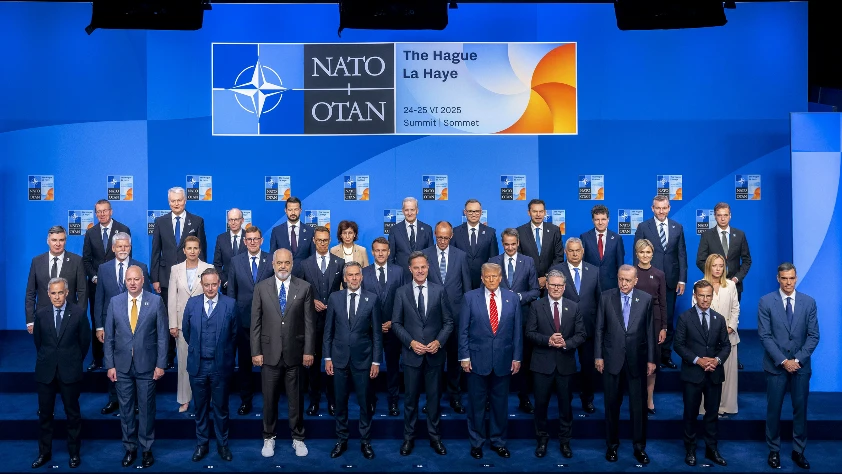 NATO aile fotoğrafında liderler neye göre sıralanıyor?
