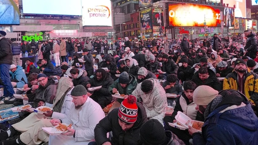 New York'un ünlü Times Meydanı'nda iftar programı düzenlendi