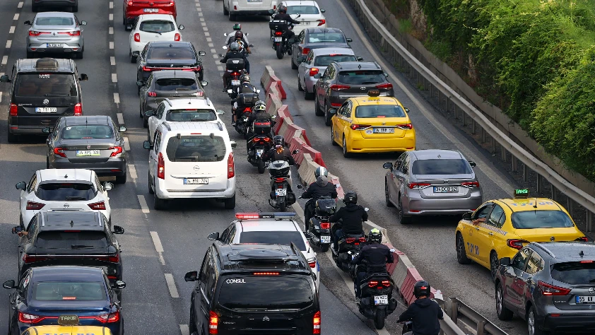 Okulların ikinci gününde trafik yoğunluğu sürüyor
