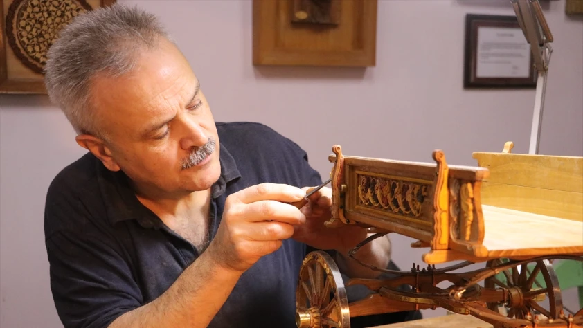 Osmanlı döneminden yaylı at arabası minyatürü, naht ve tezhip motifleriyle süslendi