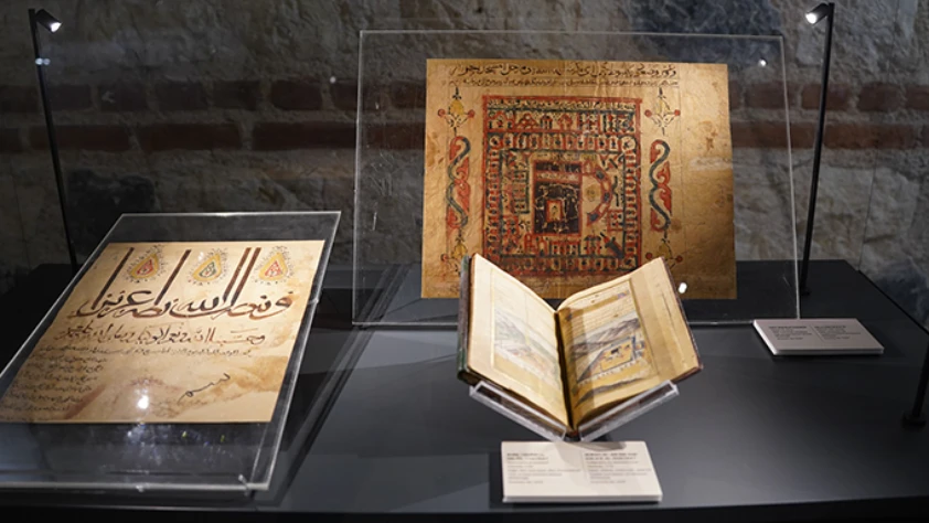 Osmanlı Sultanlarının Sevdası Kutsal Emanetler sergisi Rami Kütüphanesi’nde