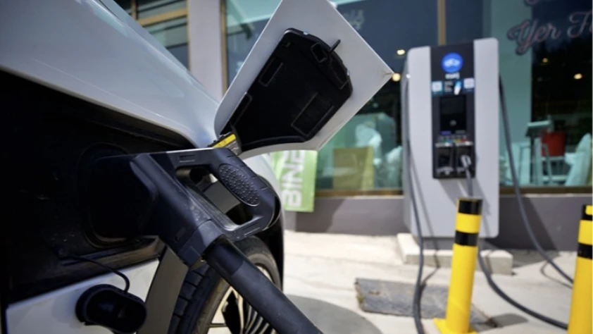 Oto şarjında yeni dönem: Ek ücretler kalktı, fiyatlar anlık açıklanacak