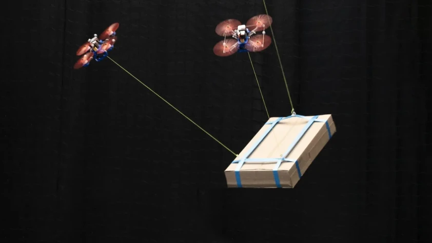 Otonom drone’lar zorlu koşullarda ağır yükleri ekip çalışmasıyla taşıyor