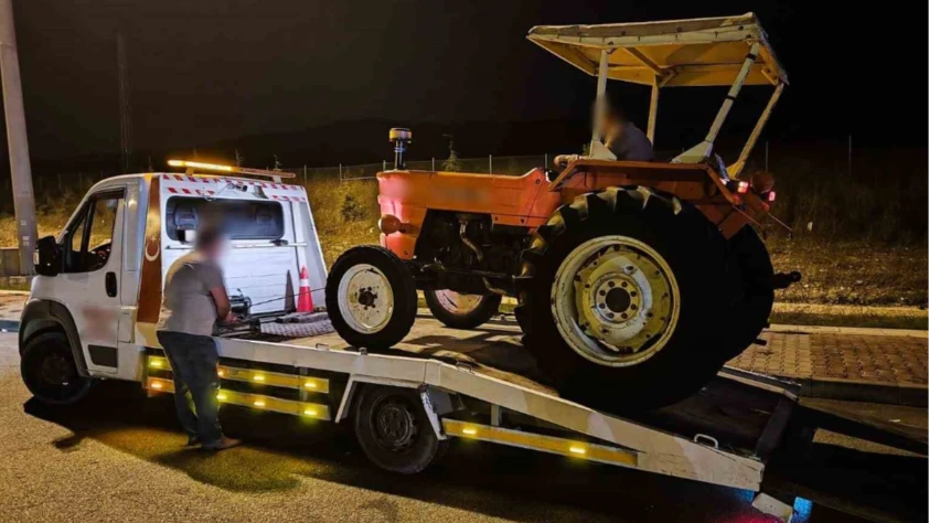 Otoyola traktörle çıktı! Denetimden kaçamadı Otoyola traktörle çıktı! Denetimden kaçamadı
