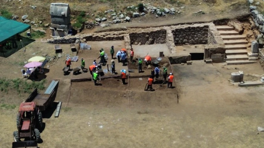 Patara'nın simgesi kent kapısı çevresindeki stoa ve dükkanlar gün yüzüne çıkarılıyor