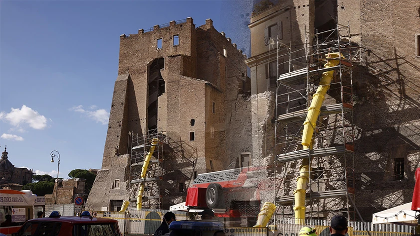 Restorasyon yapılıyordu! Ortaçağ'dan kalma eserde çökme meydana geldi