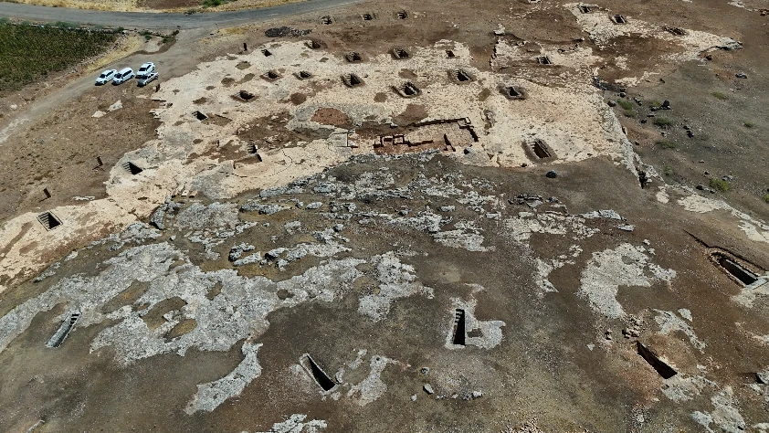 Roma dönemine ait Tharsa Antik Kenti'nde 8 oda mezarı gün yüzüne çıkarıldı