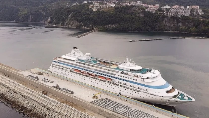 Rusya'dan yola çıkan kruvaziyer Amasra'ya geldi! Birçok turist bölgeyi ziyaret etti