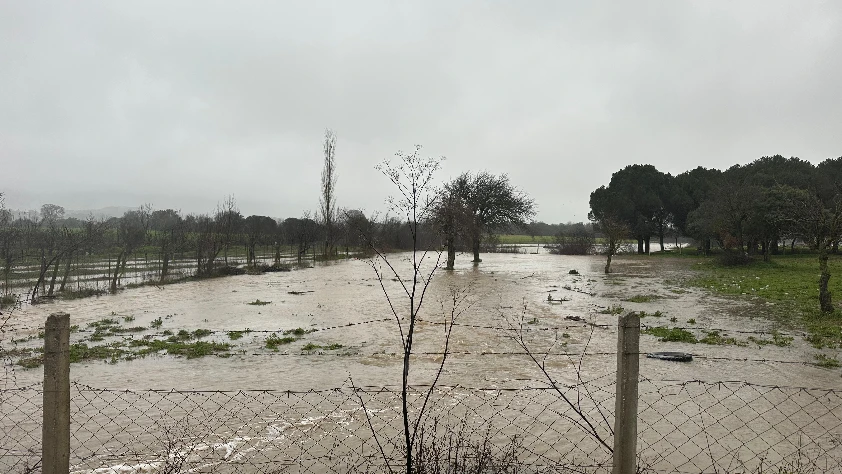 Sağanak yağış nedeniyle köy yollarında çökme meydana geldi