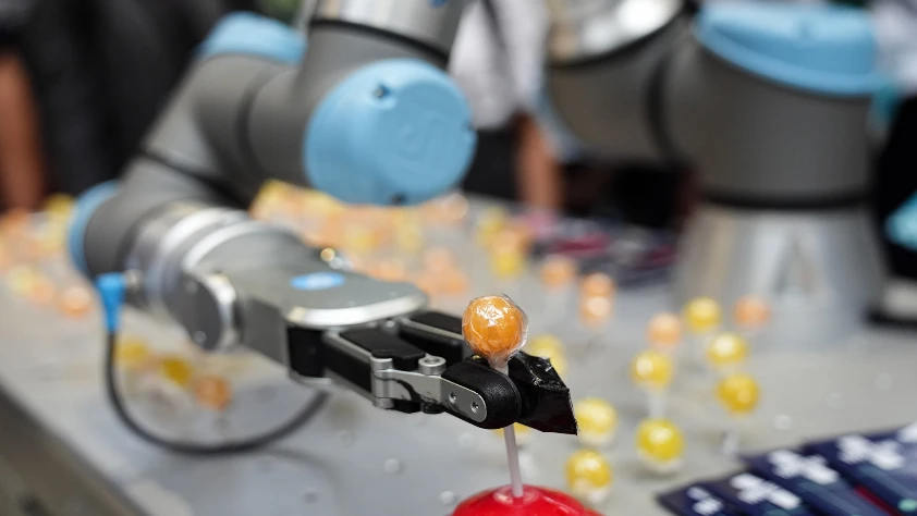 Sanayi robotlarının eğitim maliyetini düşüren yeni yapay zeka