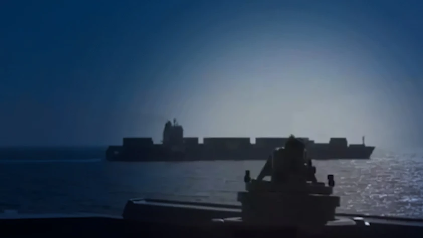 Savaş yeniden alevleniyor mu? ABD dev gemiyi vurdu, İran'dan misilleme geldi