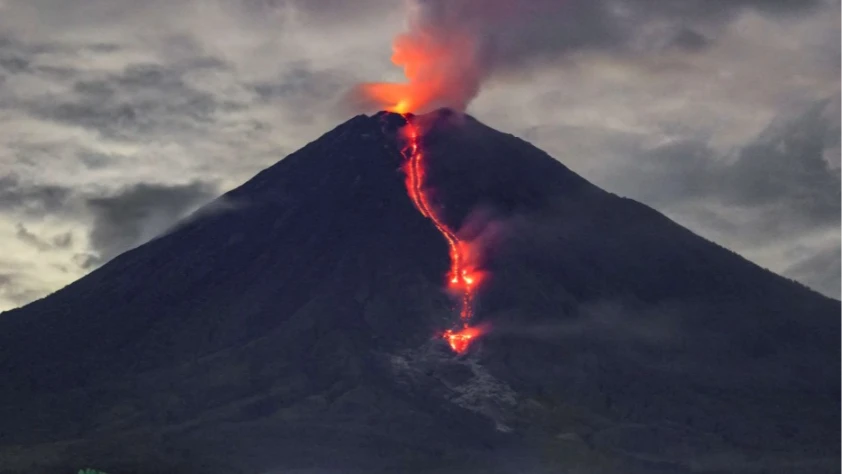 Semeru Yanardağı 6 kez patladı: Kül bulutu yükseldi