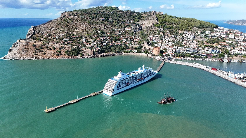 Seven Seas Voyager kruvaziyeri Alanya Limanı'na yanaştı