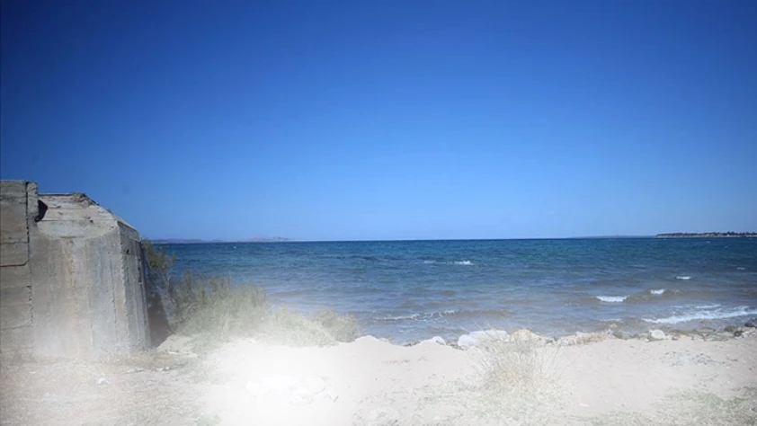 Çanakkale’de denizin içindeki duvar kalıntısı merak uyandırıyor