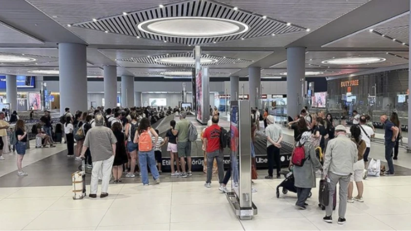 Son ders zili çaldı! İstanbul'daki havalimanlarında tatil yoğunluğu başladı