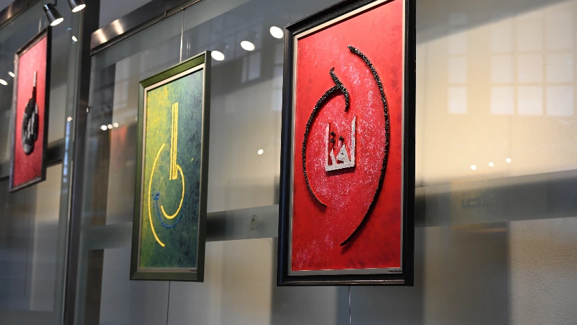 Taşı hat sanatıyla buluşturarak yumuşatıyor