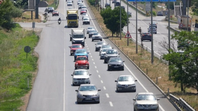 Tatilciler İstanbul'a dönüş yolunda: Trafik yoğunluğu kameraya yansıdı
