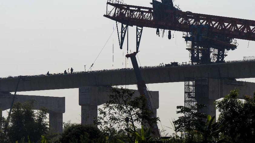 Tayland'da trenin üstüne vinç devrildi! Ölü ve yaralılar var