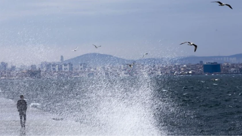 Tekirdağ’da lodos deniz ulaşımını aksattı! 12 gemi açıkta bekliyor