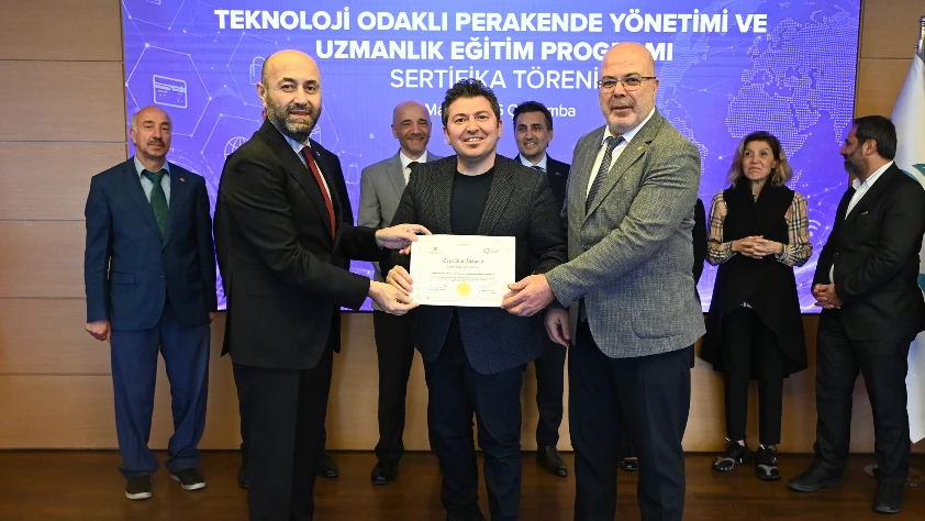 Teknoloji odaklı perakende yönetiminde sertifikalarını aldılar