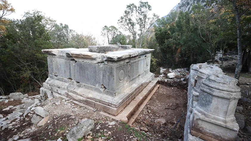Termessos'taki iki anıt mezar ayağa kaldırılıyor