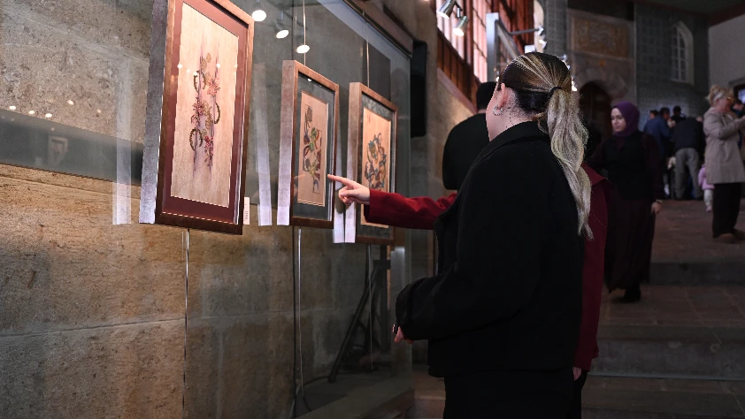 Tezhip ve kat’ıyı zarafetle buluşturuyor