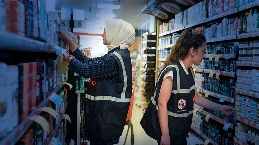 Ticaret Bakanlığı’ndan 8 ayda 1,9 milyar lira ceza: Fahiş fiyat ve stokçuluk mercek altında Ticaret Bakanlığı’ndan 8 ayda 1,9 milyar lira ceza: Fahiş fiyat ve stokçuluk mercek altında