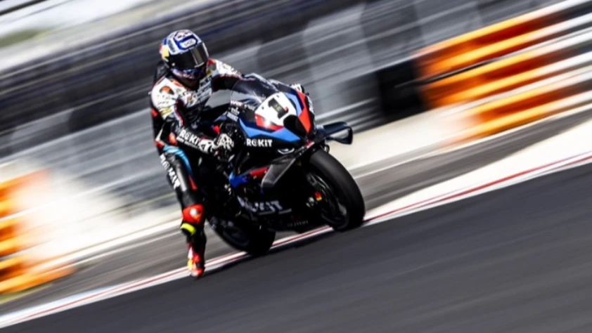 Toprak Razgatlıoğlu, Superbike Macaristan ayağının ilk yarışını kazandı