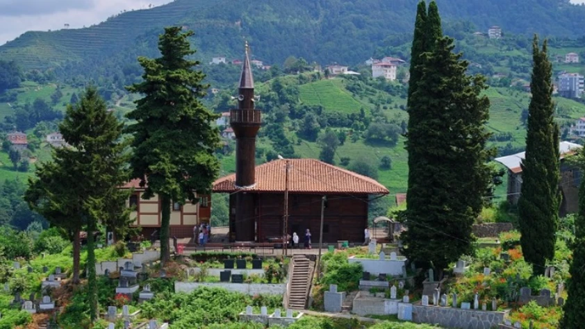 Trabzon'un yüzlerce yıllık camileri taş ve ahşap sanatının zengin örneklerini sergiliyor
