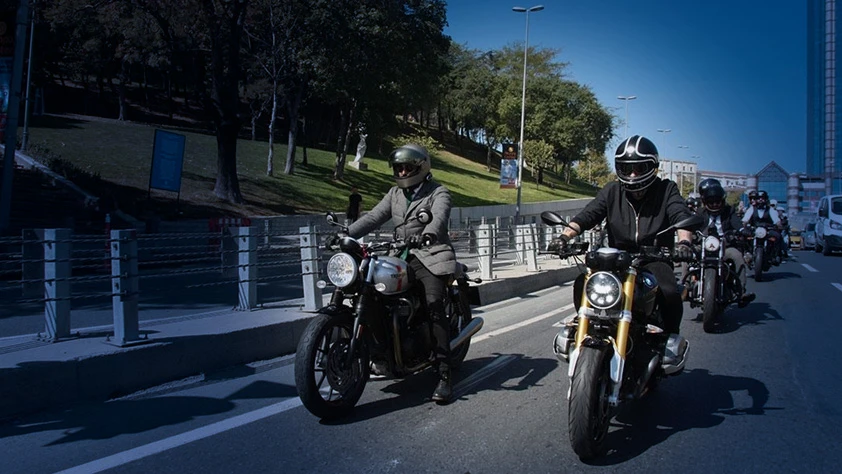 Trafikte yeni kural: Bugün yürürlüğe girdi! Motosiklet sürücü ve yolcularına koruyucu eldiven şartı