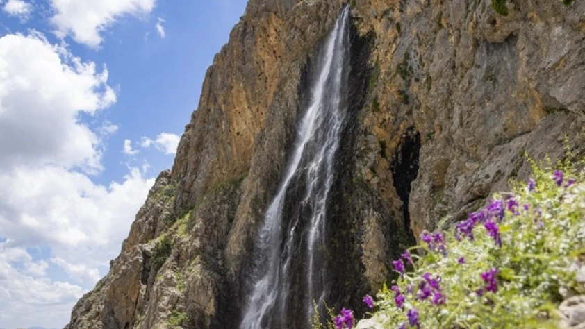 Tunceli'deki Kırkmerdiven Şelaleleri yaz sezonunda turizmi hareketlendiriyor