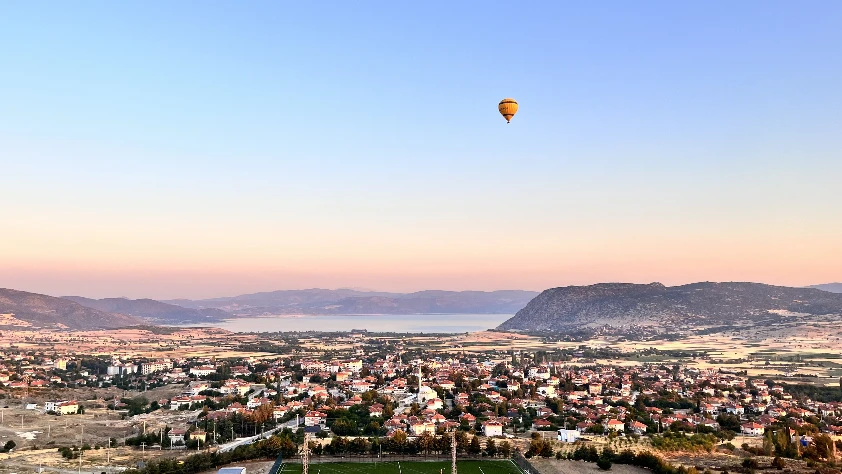 Turistler Salda Gölünü balondan seyrediyor