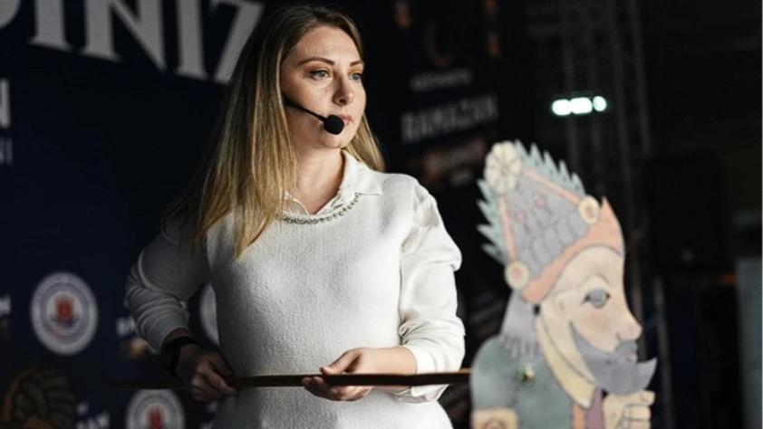 Türk gölge oyununun kadın ustası, Hacivat ile Karagöz'ü dünyaya tanıtıyor