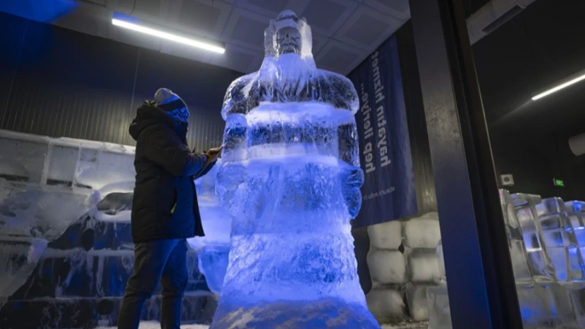 Türk kültüründe öne çıkan karakter ve malzemeleri buza işlediler