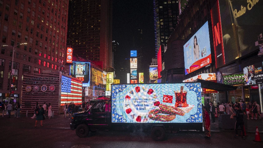 Türk simidi ve çayı Times Meydanı'nda