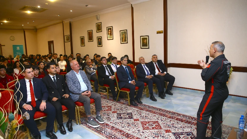 Türkiye'nin ilk astronotu Alper Gezeravcı Bakü'de gençlerle buluştu Türkiye'nin ilk astronotu Alper Gezeravcı Bakü'de gençlerle buluştu