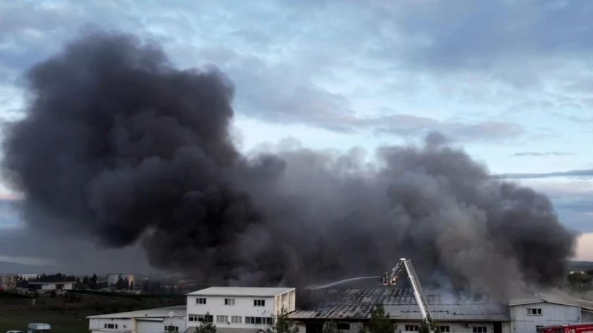 Tuzla'da fabrikada yangın çıktı! İtfaiye ekipleri müdahale ediyor