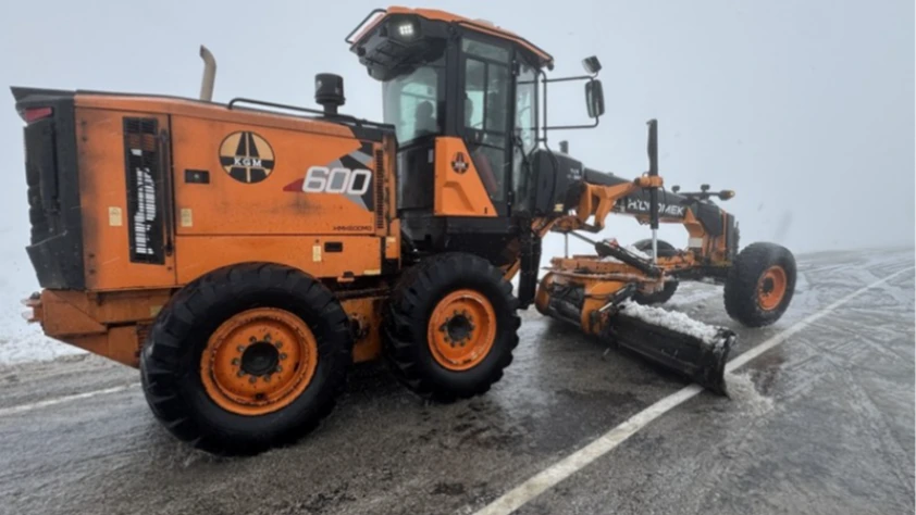 Ulaştırma ekiplerinin karla mücadele mesaisi başladı: 14 bini aşkın araç devrede