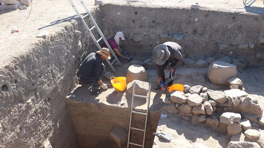 Uşaklı Höyük'teki kazılarda eski dönemlere ait yemek kültürü ve tarımsal ürünler araştırılıyor